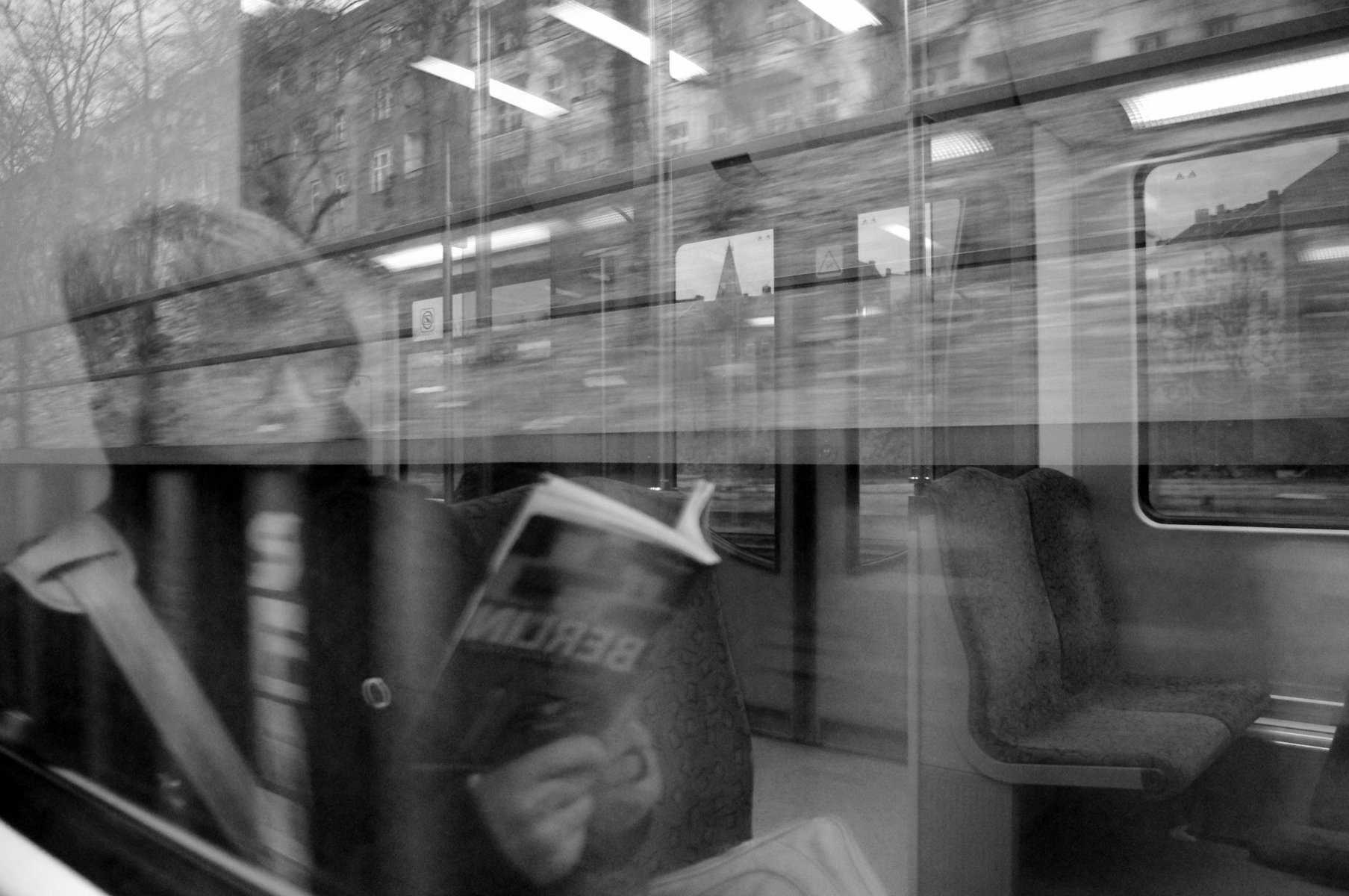 Menschen in der Berliner U-Bahn
