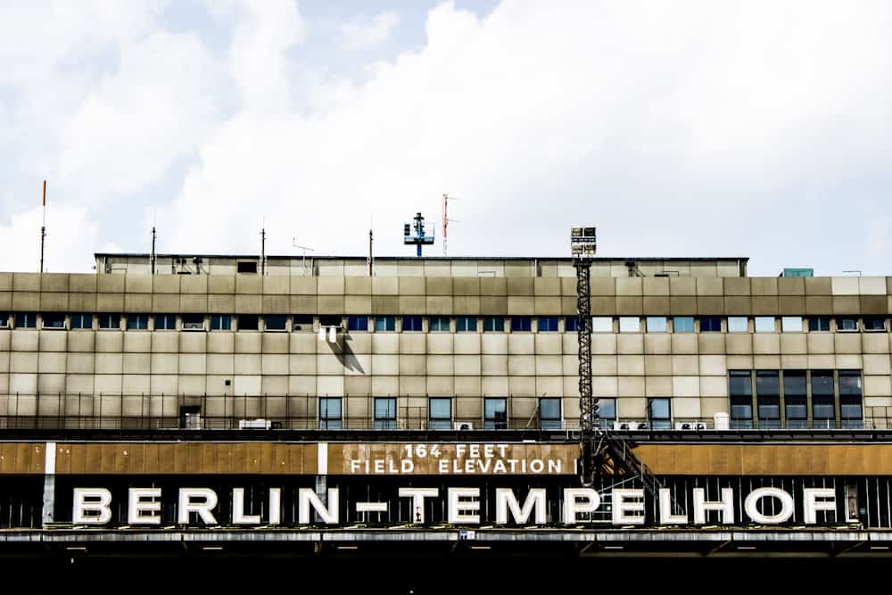 Eine Tour im stillgelegten Flughafen Tempelhof in Berlin