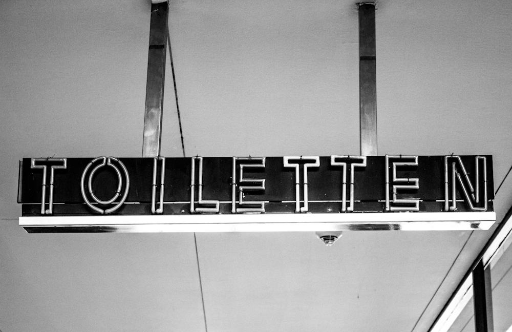 white toiletten sign 