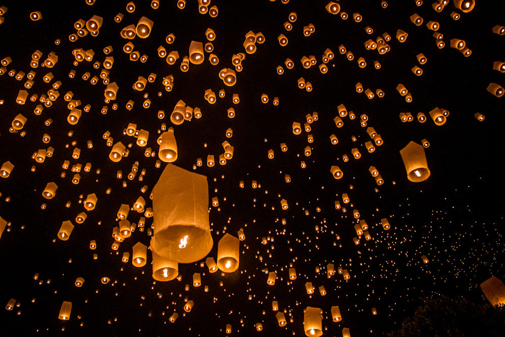 yee peng lantern festival chiang mai-12 Tausende Papierlaternen leuchten am schwarzen Nachthimmel beim Yee Peng Festival in Thailand