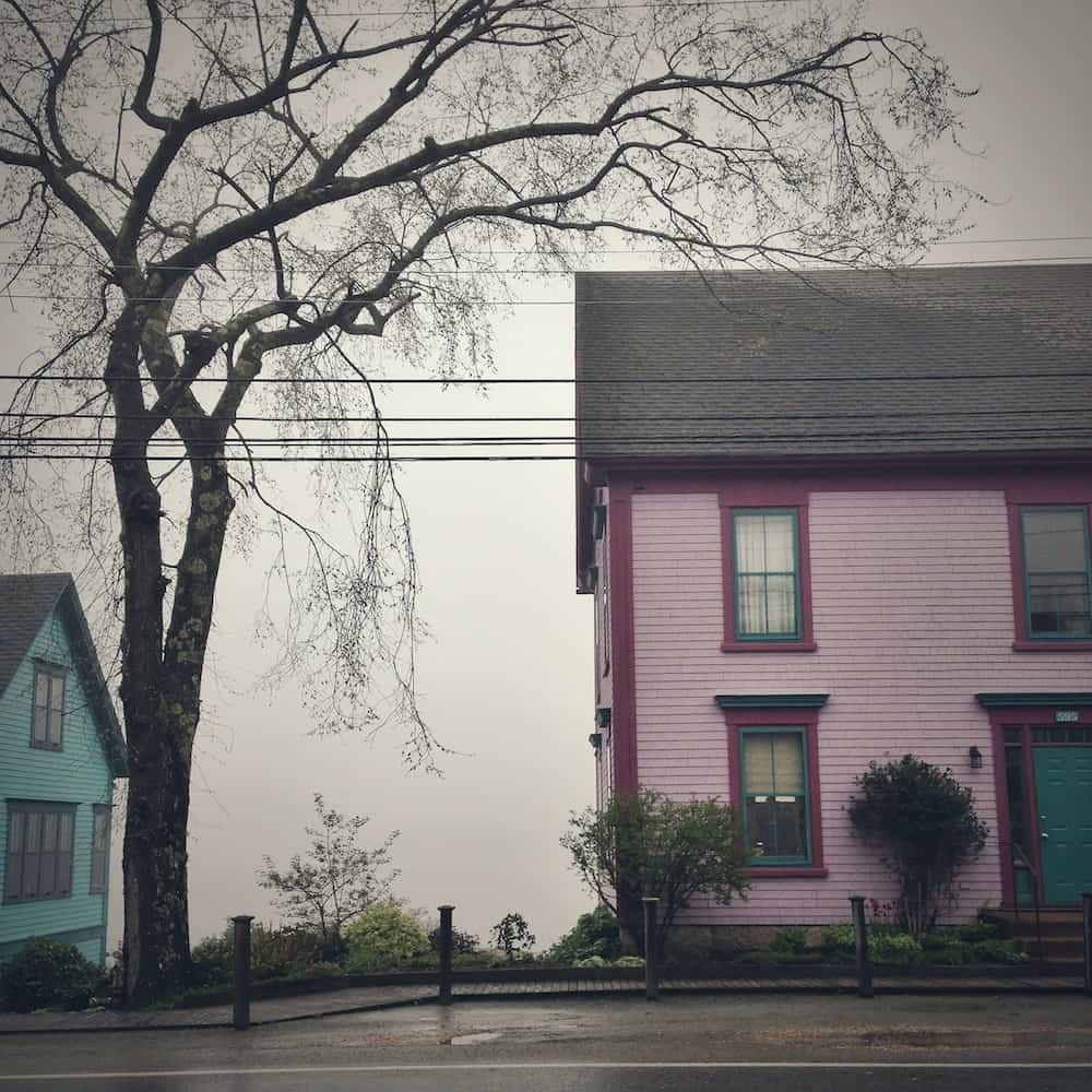 Ein Dorf verloren im Nebel – Mahone Bay