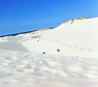 Ein absoluter Geheimtipp ist die Lontzkedüne, die direkt an der polnischen Ostsee liegt. Sie liegt in der nähe der polnischen Kleinstadt Leba Es handelt sich hierbei um die größte Wanderdüne an der pommerschen Ostseeküste_Sebastian T