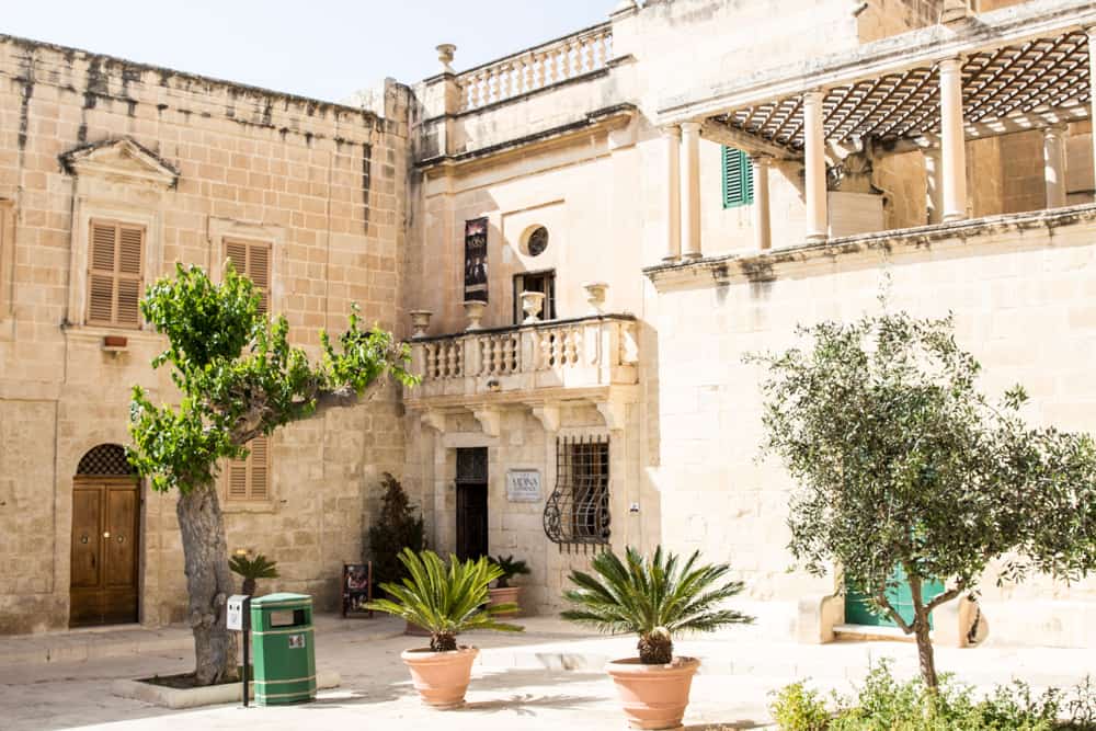 Altes Backsteingebäude mit bemalten Türen, Standort des Bordells von Game of Thrones Malta Mdina Littlefinger