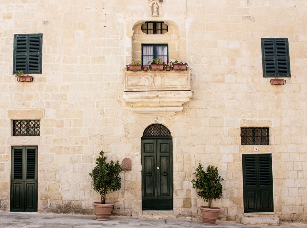 Altes Backsteingebäude mit bemalten Türen, Standort des Bordells von Game of Thrones Malta Mdina Littlefinger