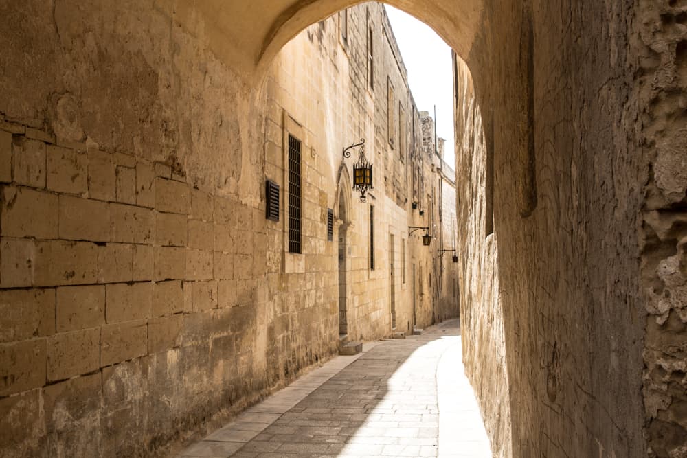 Alte Gasse mit Backsteingebäuden in einer schmalen Straße in Malta