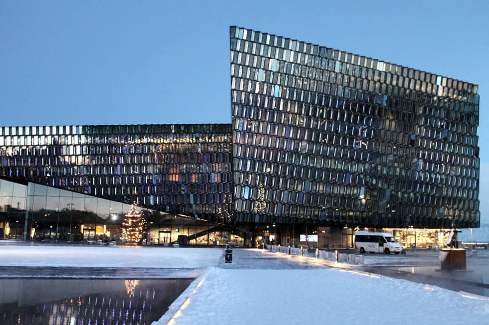 Gebäude mit Spiegeln und schneebedeckter Straße bedeckt