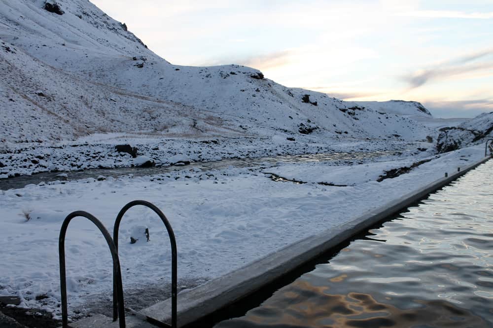 schneebedeckter Berg neben einem Pool mit heißen Quellen