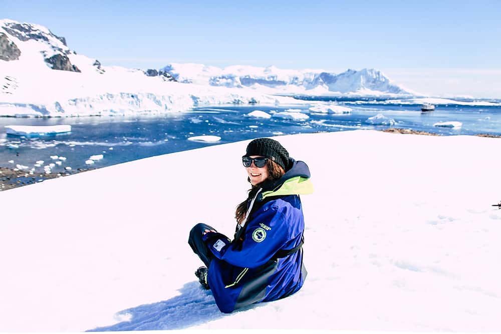 Person mit Blick auf die Antarktis im Hintergrund