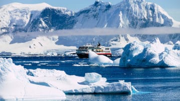MS Midnatsol zwischen Eisbergen in der Antarktis