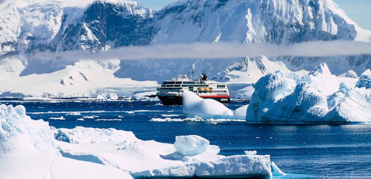 MS Midnatsol zwischen Eisbergen in der Antarktis