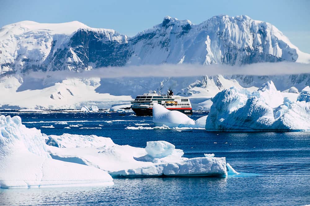 MS Midnatsol zwischen Eisbergen in der Antarktis