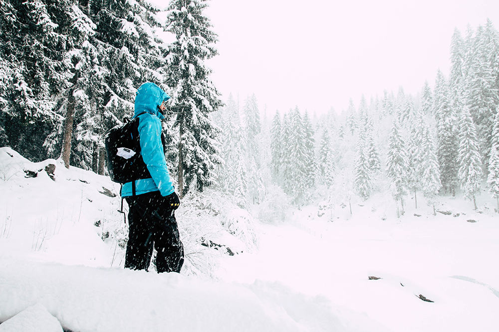 Person vor Schneekulisse in Laax