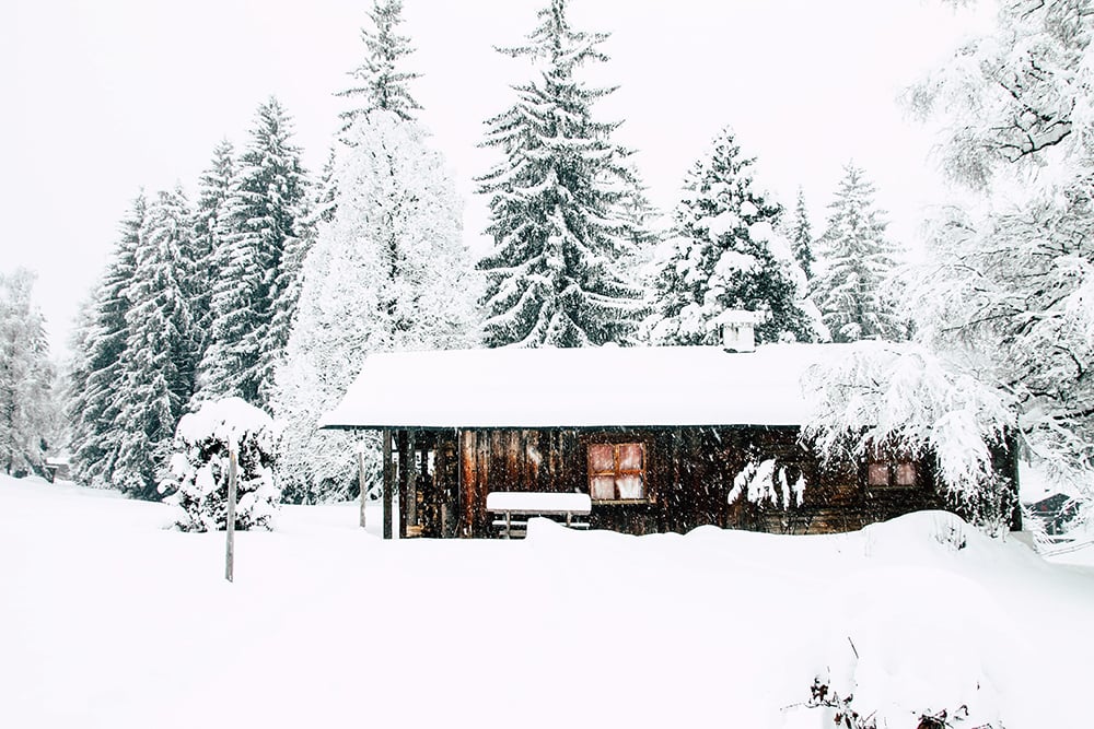 Verschneite Huette bei einem Winterspaziergang in der Schweiz