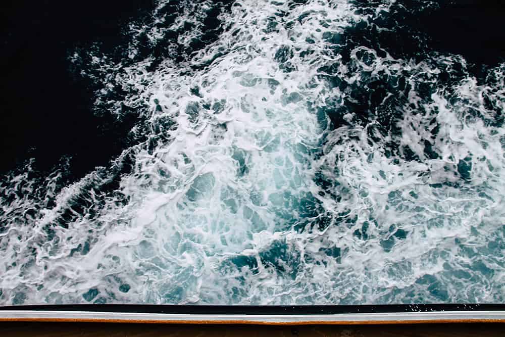 Blick vom Schiff auf das dunkle Meer