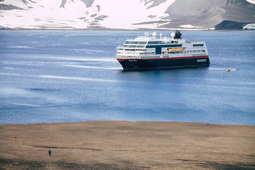 MS Midnatsol auf Deception Island in der Antarktis