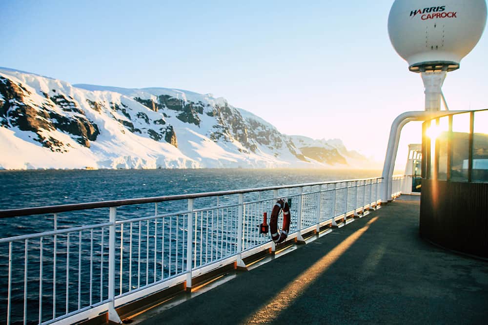 An der Deck der MS Midnatsol in der Antarktis