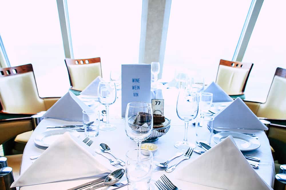 gedeckter Tisch im Restaurant der MS Midnatsol
