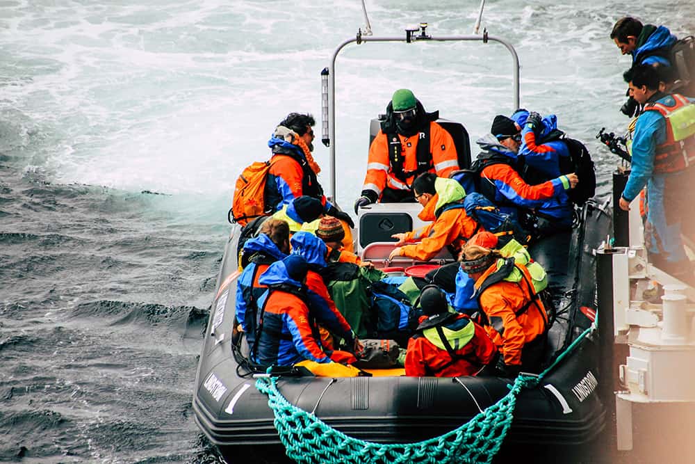 Expeditionsteam der MS Midnatsol auf einem Zodiac