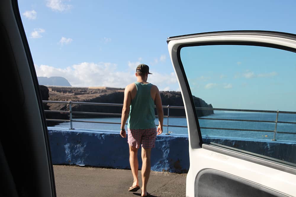 Person genießt Ausblick auf Gran Canaria