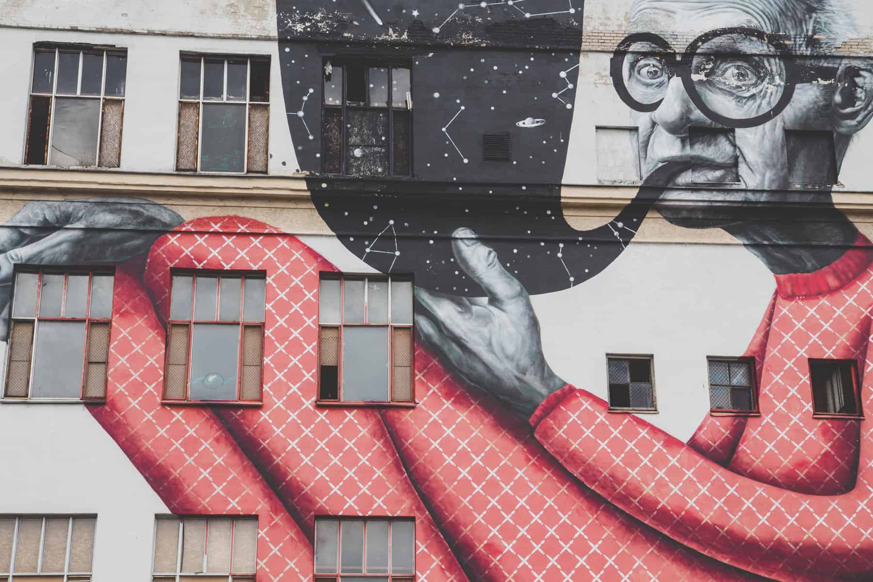 Große Street Art in Kaunas einer alten Frau, die mit großen Gläsern eine Pfeife raucht