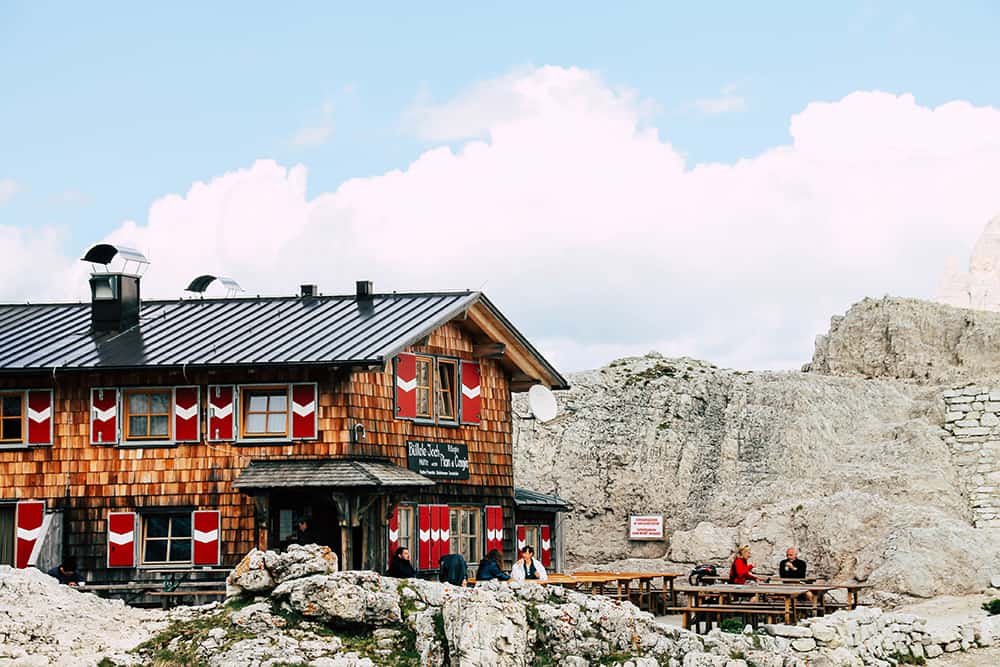 Die Buellelejochhuette in den Sextner Dolomiten.