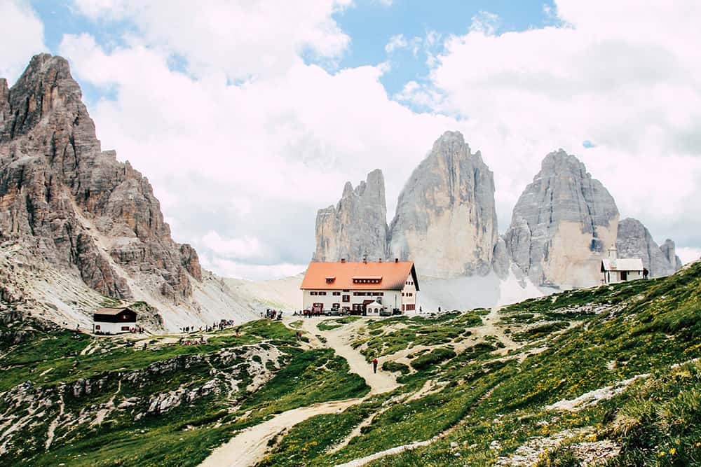 Blick auf die Drei Zinnen Huette in den Dolomiten