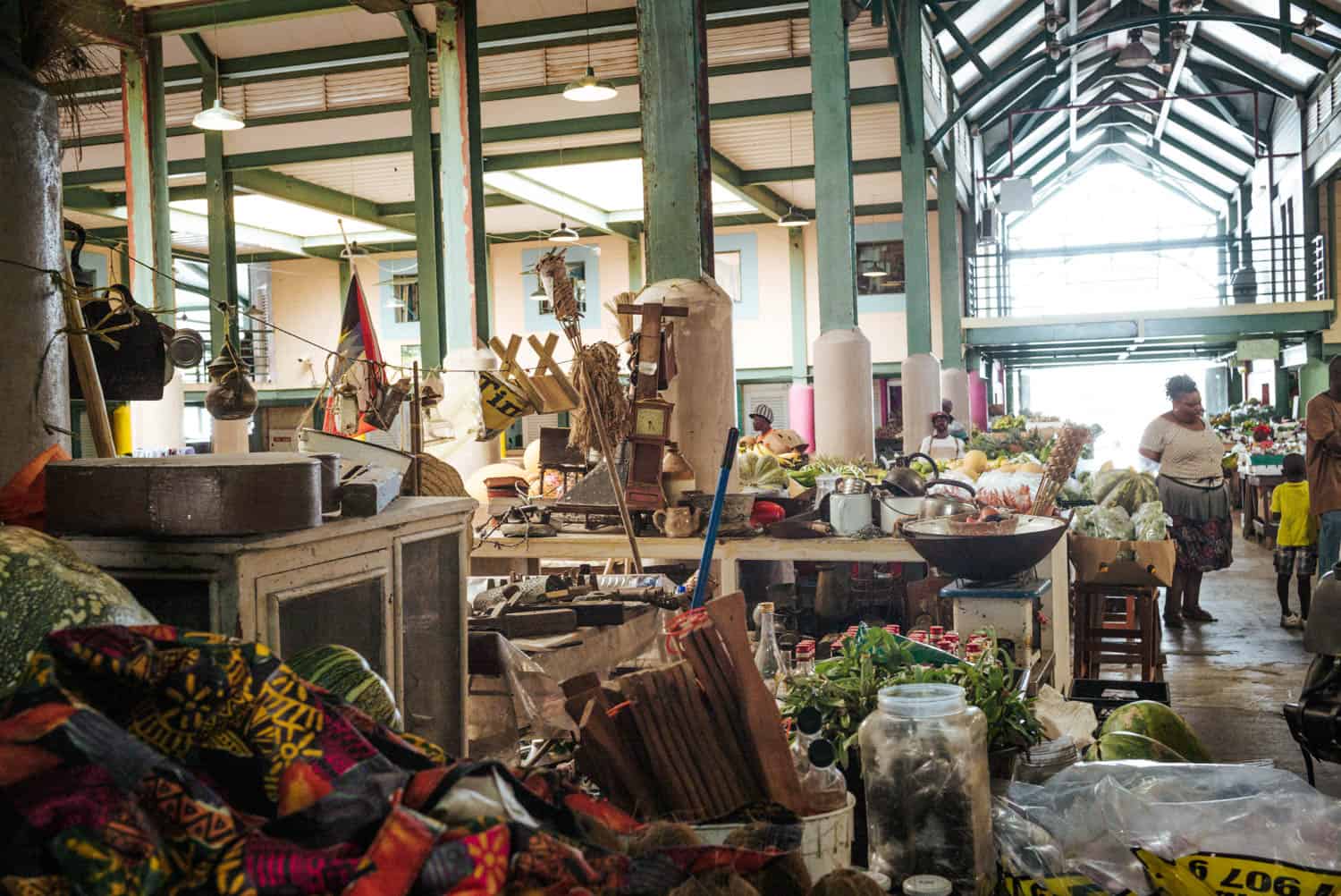 Frischwarenmarkt und Flohmarkt mit einer Verkäuferin