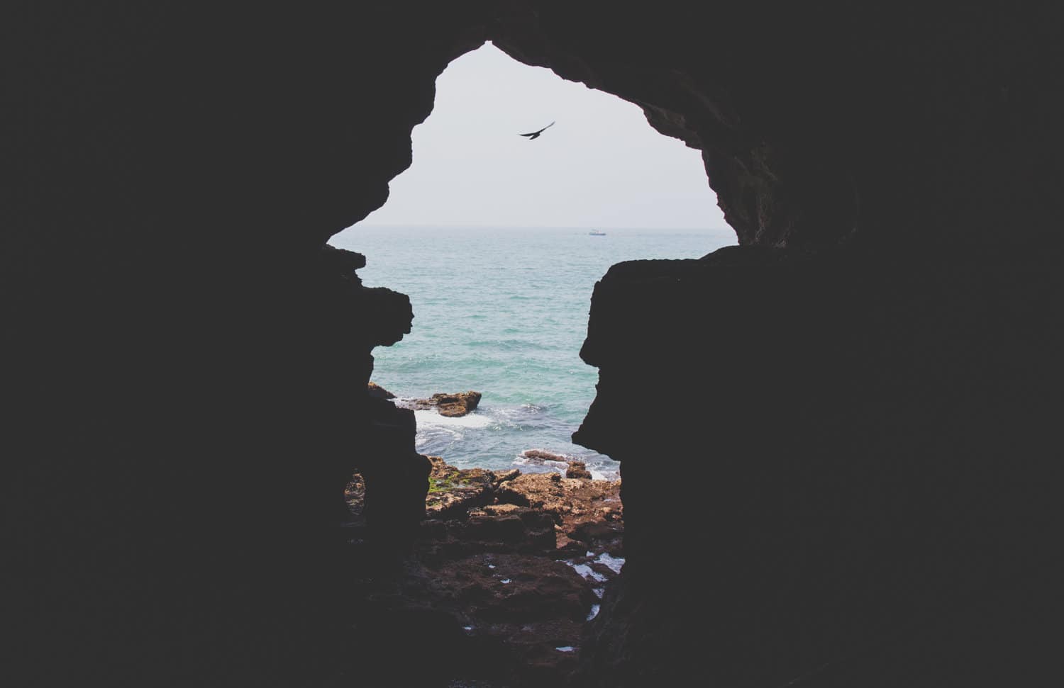 Ein kleiner Bruch im Felsen beleuchtet einen Strand