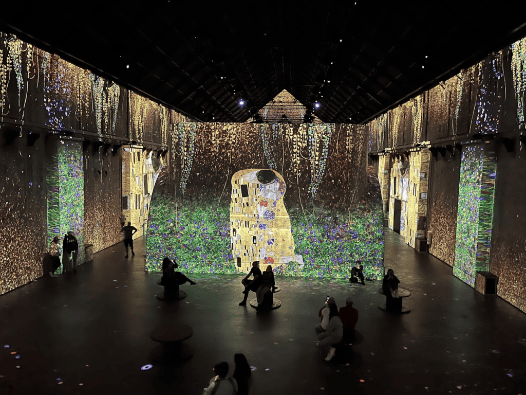 The Kiss Painting by Klimt is projected on the walls at Fabrique des Lumieres