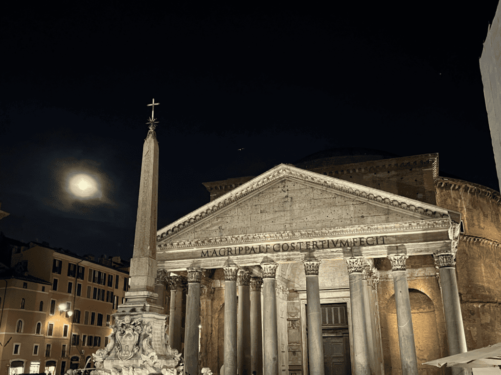 Historisches Pantheon mit vielen Säulen und einem Obelisken auf einem Platz in Rom