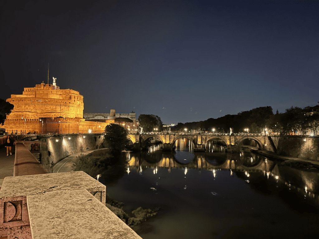 Fluss, der nachts durch das Zentrum Roms mit historischen Gebäuden und Brücken fließt ein Rom Sehenswürdigkeiten