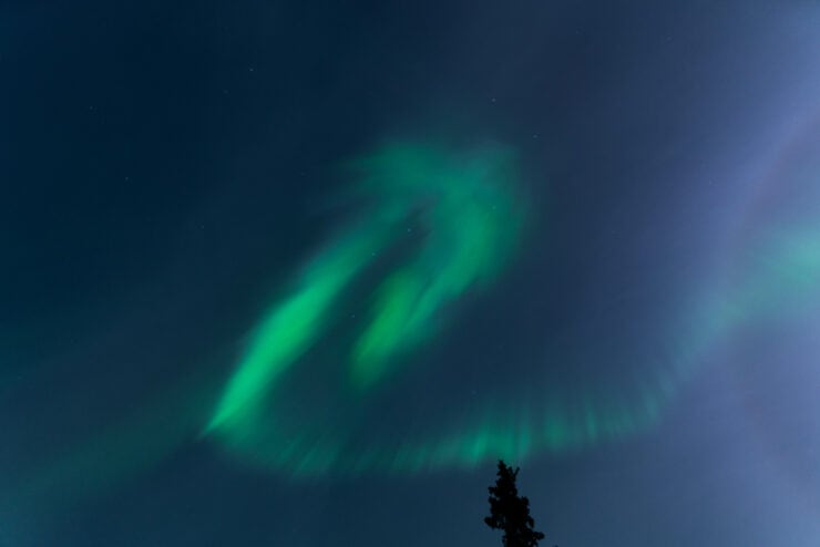 Grüne Nordlichter am Himmel in einem kreisförmigen Muster in Kiruna, Schweden